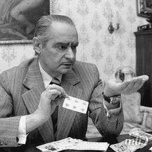 Rodolfo kártyával, gömbbel