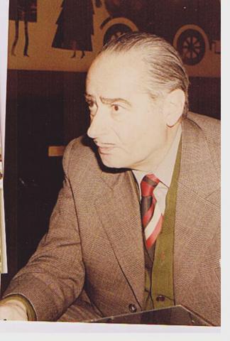 Rodolfo portré, asztalnál