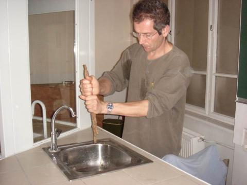 Vincent Foderer mutatja a fa készítését Vincent Foderer mutatja a fa készítését