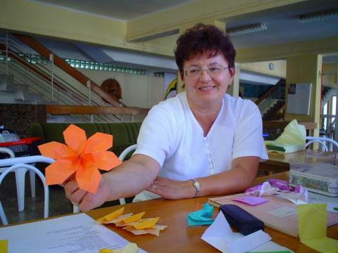 Király Gabriella és egy virág