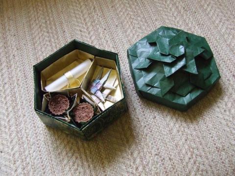 Doboz kiegészítőkkel