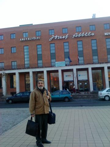 A Művelődési Központ előtt