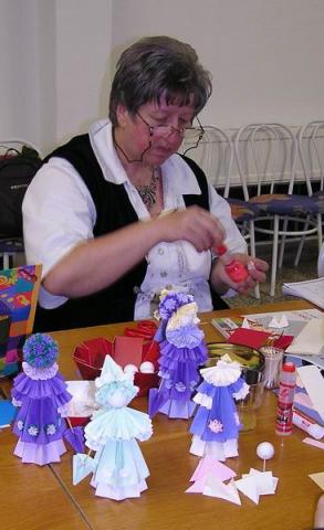 Ácsné Dóczi Éva babákat készít