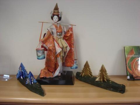 Vízhordó lány origami fenyőkkel
