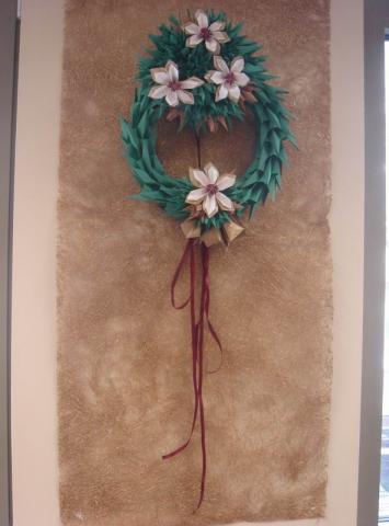 Koszorú mikulásvirág díszekkel