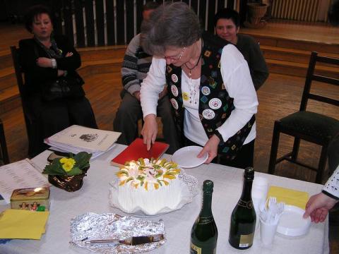 Kricskovics Zsuzsanna felvágja a tortát