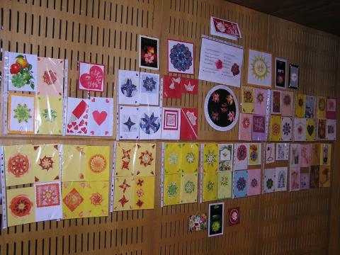 Porkoláb Rozália: Teatasakkal díszített képeslapok