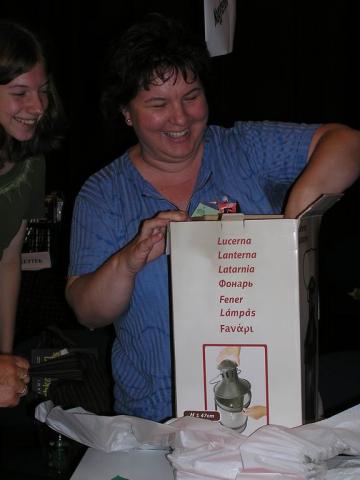 A tombola fődíja és a boldog nyertes