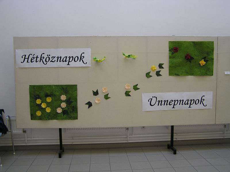 Hétköznapok - Ünnepnapok kiállítás nyitó paravánja