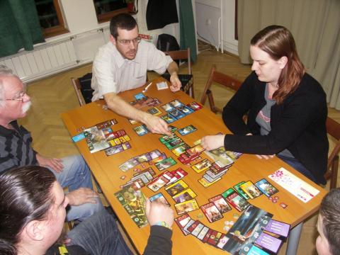 Játékosok a 28. Társasjáték klubban 03