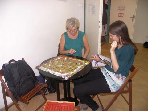 Annabella, másik ifjú önkéntesünk játékszabályt tanul és magyaráz