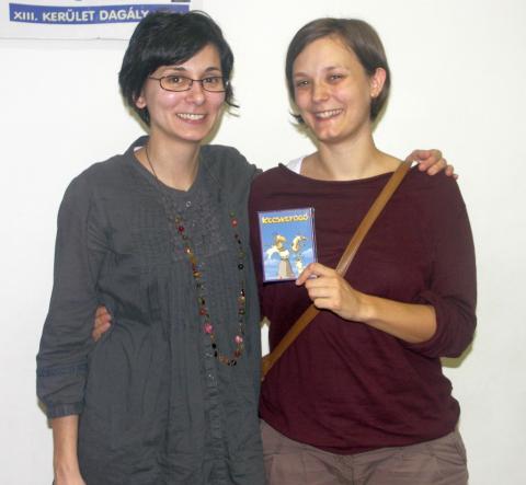 Cécile és barátnője az ajándék játékkal