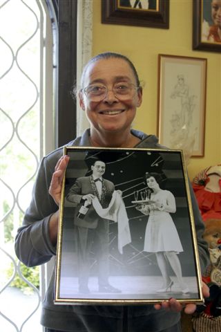 Rodolfo bekeretezett fotóval Judit 2