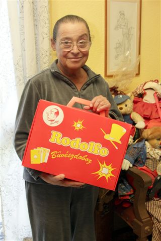Rodolfo bűvészdoboz lányával